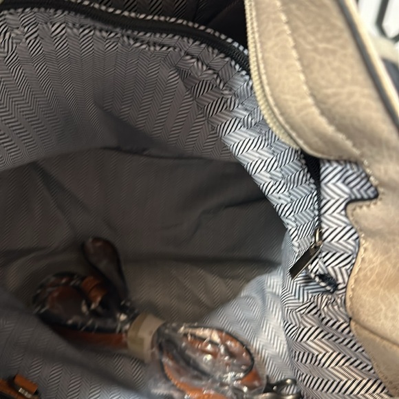 A vegan handbag, style type shoulder hobo cross-body with an extra strap - Picture 9 of 15